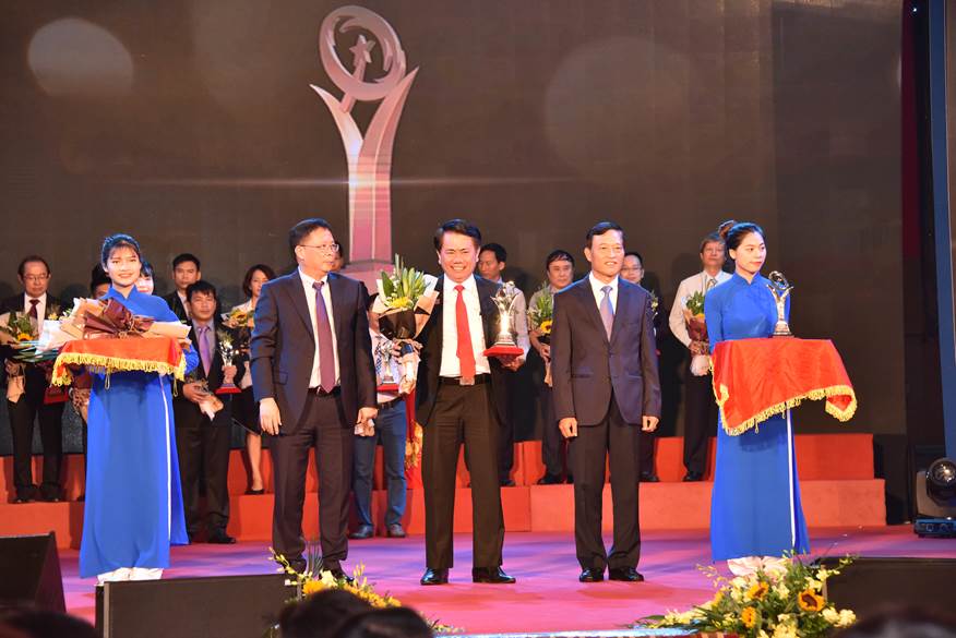 Ông Vũ Văn Thanh - Phó Tổng Giám đốc Tập đoàn Hoa Sen, Chủ tịch Công ty Hoa Sen Nghệ An nhận Giải thưởng Chất lượng Quốc gia năm 2018