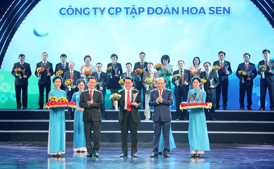 Ong Vu Van Thanh - Pho Tong Giam doc Tap doan Hoa Sen dai dien Tap doan Hoa Sen nhan Thuong hieu Quoc gia 2020 (2)
