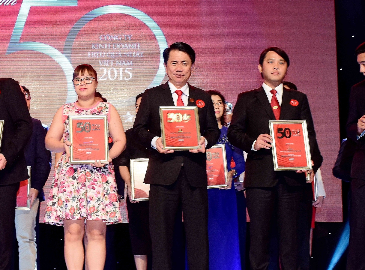 Description: 4. Ông Vũ Văn Thanh, Phó TGĐ Tài chính Marketing Tập đoàn Hoa Sen (giữa) nhận chứng nhận Top 50 công ty kinh doanh hiệu quả nhất Việt Nam 2016.jpg