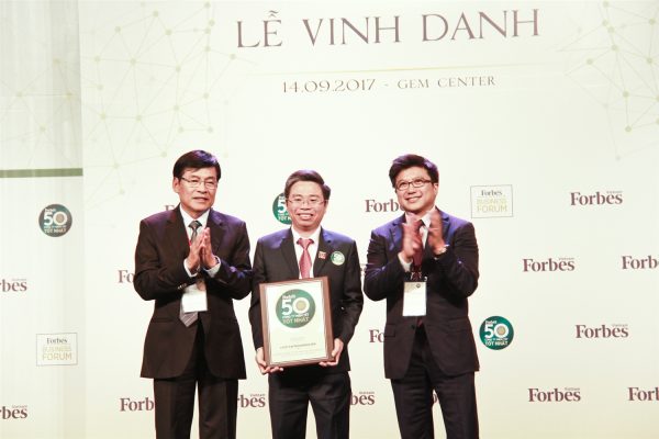 4 Ong Pham Phu Ngoc Trai dai dien Forbes Viet Nam trao giai Top 50 cong ty niem yet tot nhat