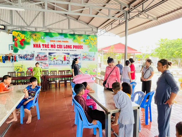 Hoa Sen Home giúp anh Long “ve chai” nối dài hành trình thiện nguyện, giúp đỡ cho gần 40 em nhỏ mồ côi tại chùa Long Phước, Bạc Liêu