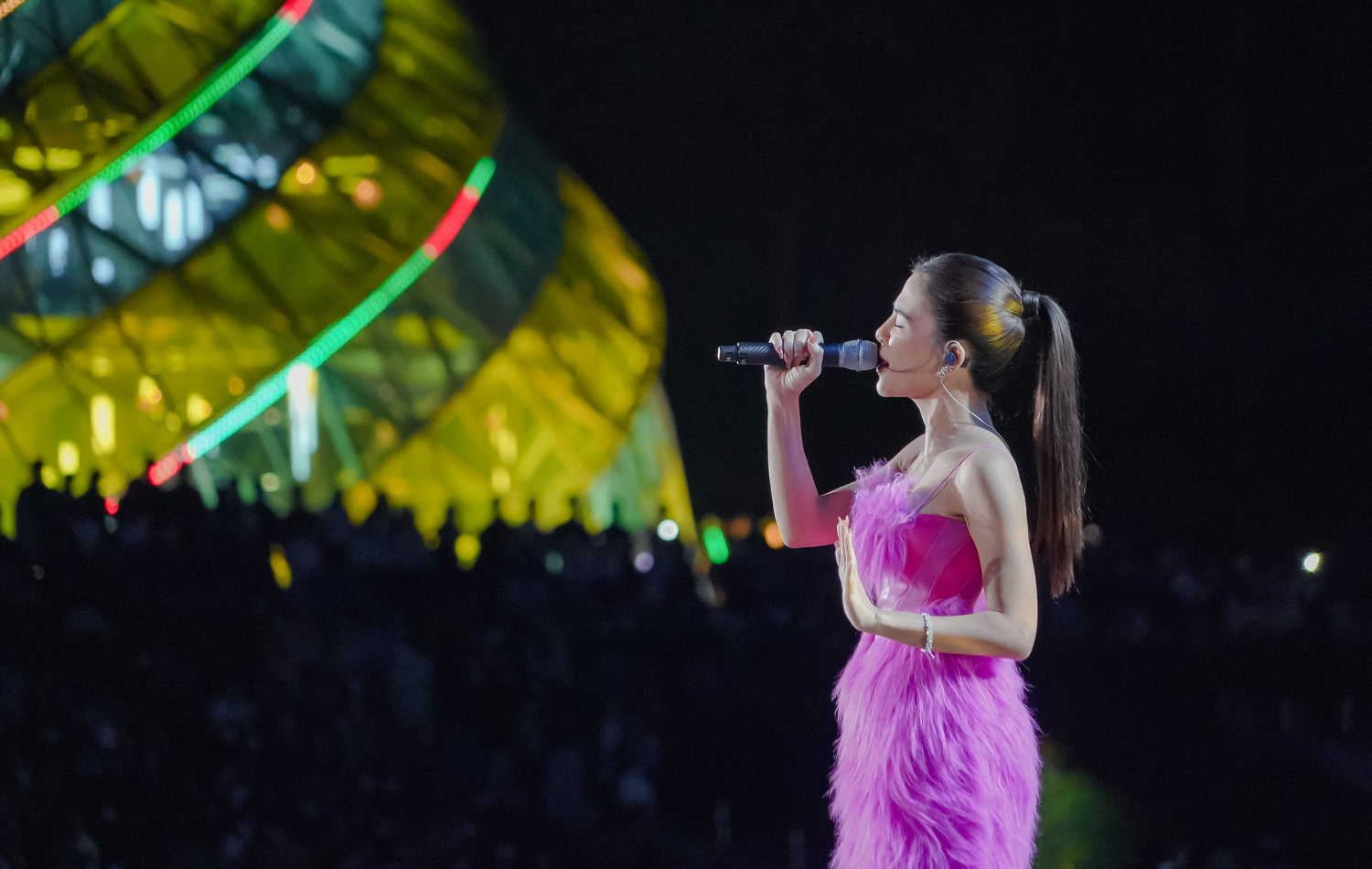 “Miêu Quý Tộc” Hà Nhi trình diễn nhiều bản hit tại Hoa Sen SoundFest 2023