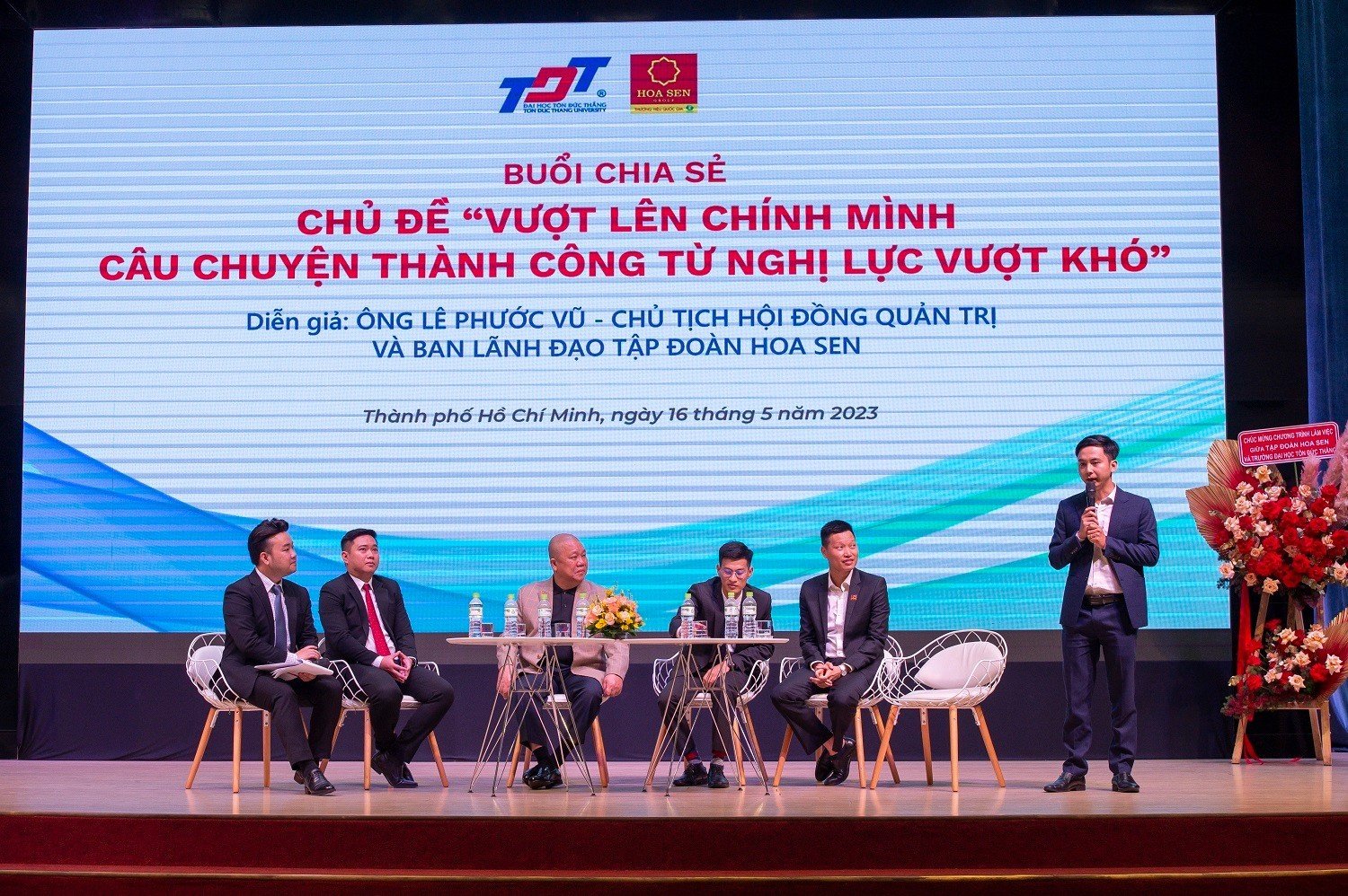 Ông Tăng Văn Dũng (thứ 4 từ trái sang) và ông Nguyễn Văn Quang (thứ nhất từ phải sang) chia sẻ trải nghiệm thực tế dưới góc nhìn của cựu sinh viên TDTU