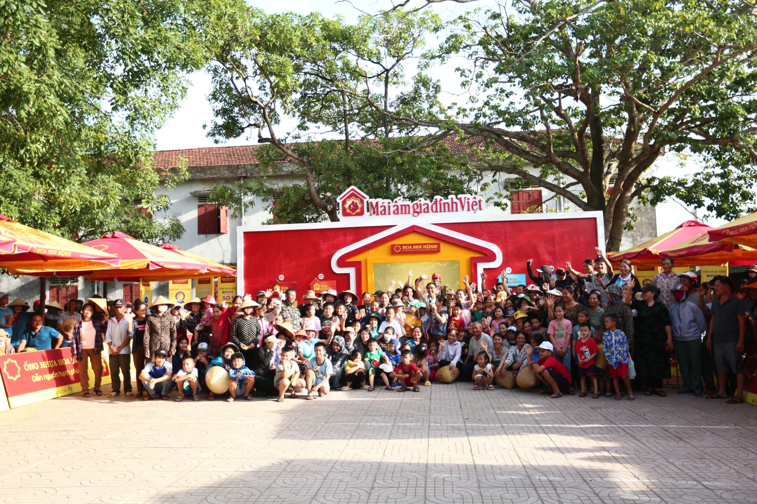 Hàng trăm người dân xứ Nghệ cùng đến cổ vũ cho các em nhỏ mồ côi trong “Mái ấm gia đình Việt”