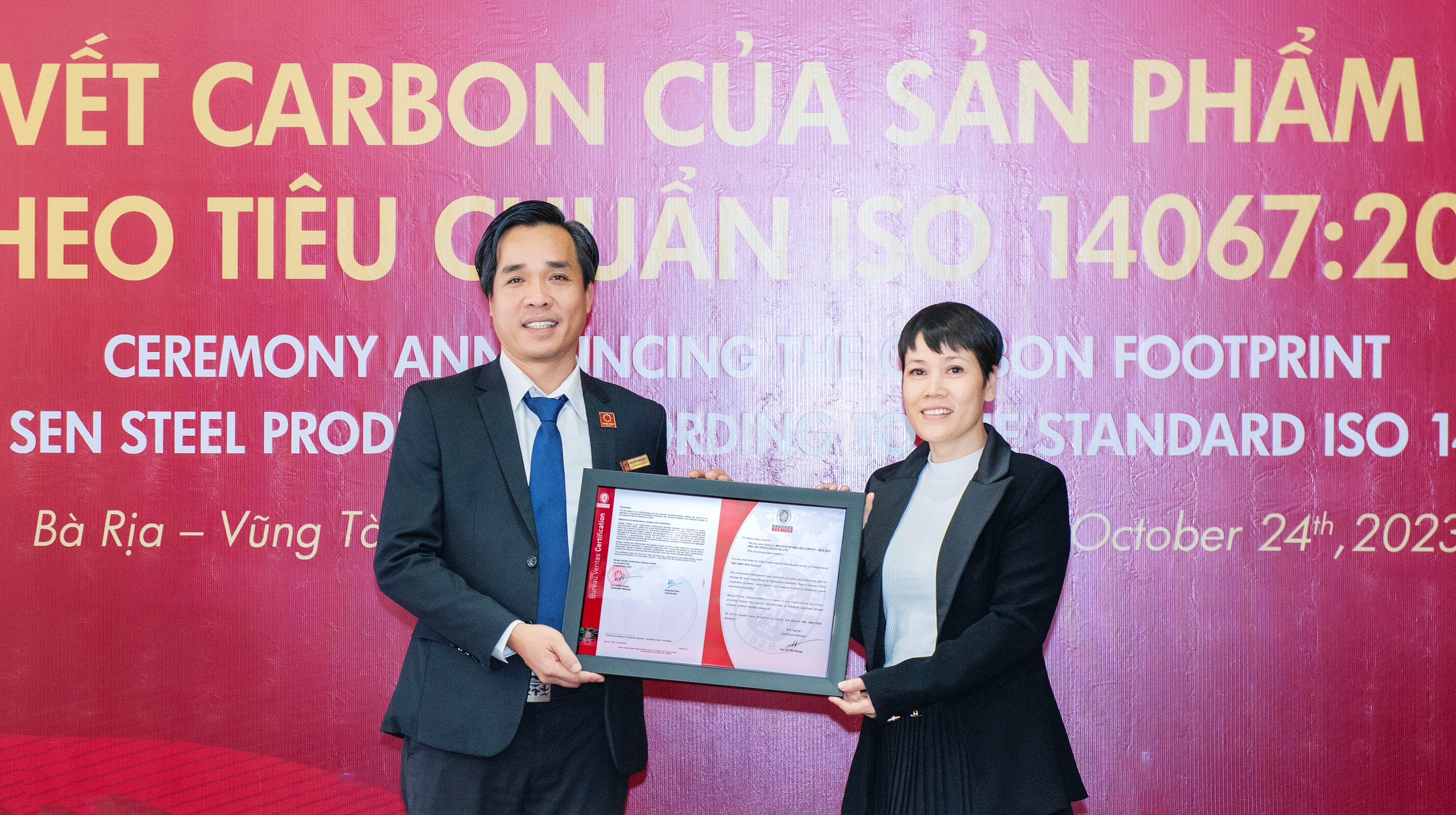 Ông Nguyễn Minh Phúc – Phó Tổng Giám đốc phụ trách Sản xuất Tập đoàn Hoa Sen nhận chứng nhận ISO 140672018 từ đại diện Bureau Veritas Việt Nam