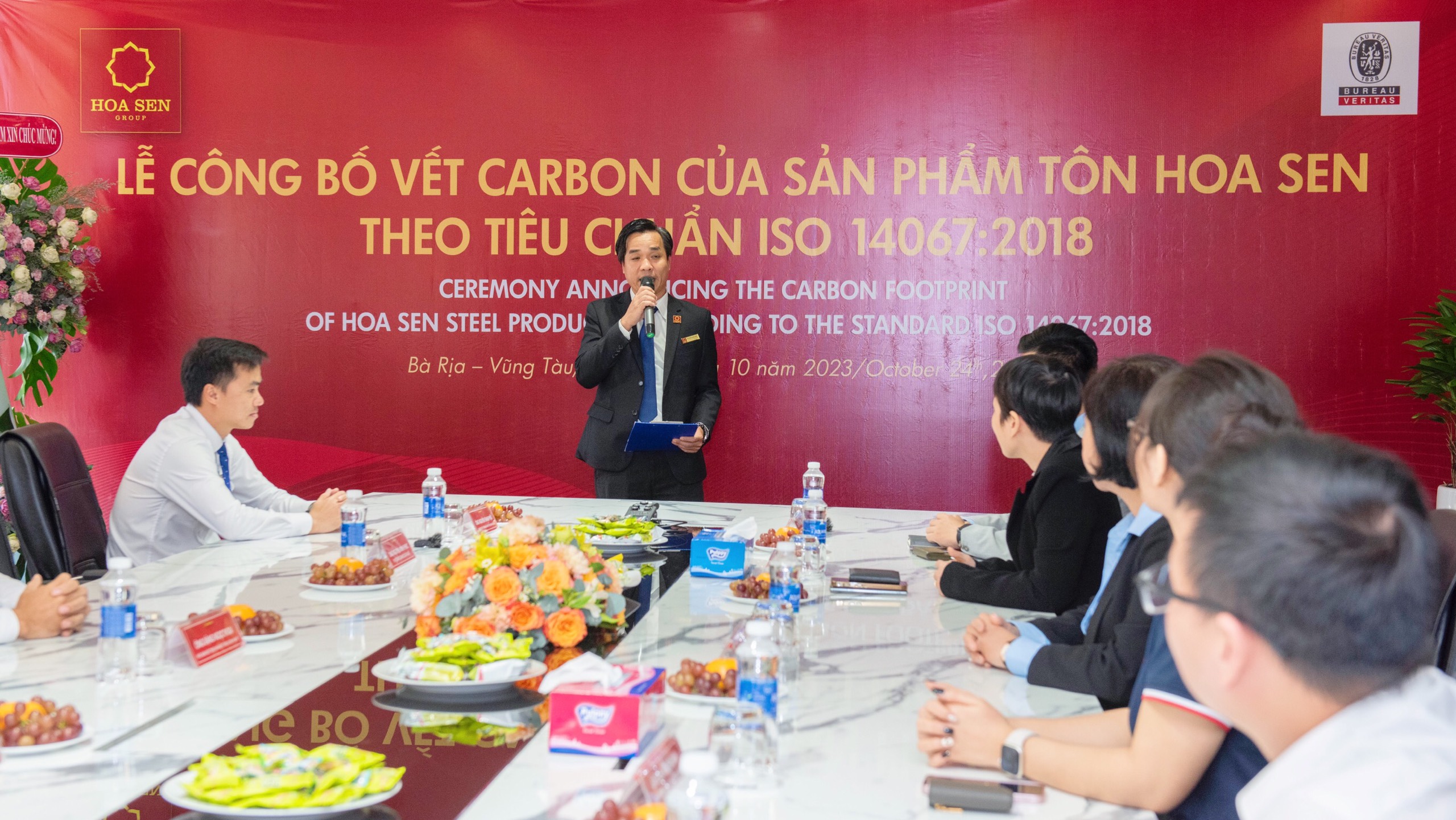 Ông Nguyễn Minh Phúc – Phó Tổng Giám đốc phụ trách Sản xuất Tập đoàn Hoa Sen phát biểu về định hướng mục tiêu và tổng kết quá trình triển khai truy vết carbon của sản phẩm Tôn Hoa Sen
