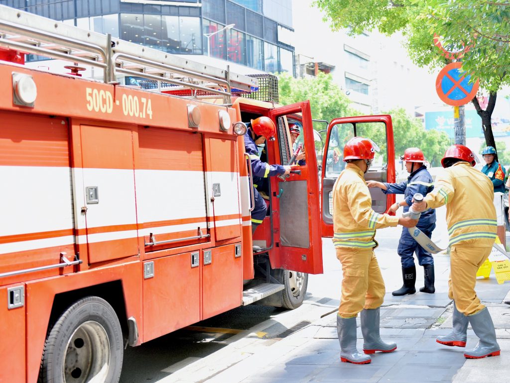 Văn phòng đại diện Tập đoàn Hoa Sen tổ chức thực tập phương án chữa cháy và cứu nạn cứu hộ 4