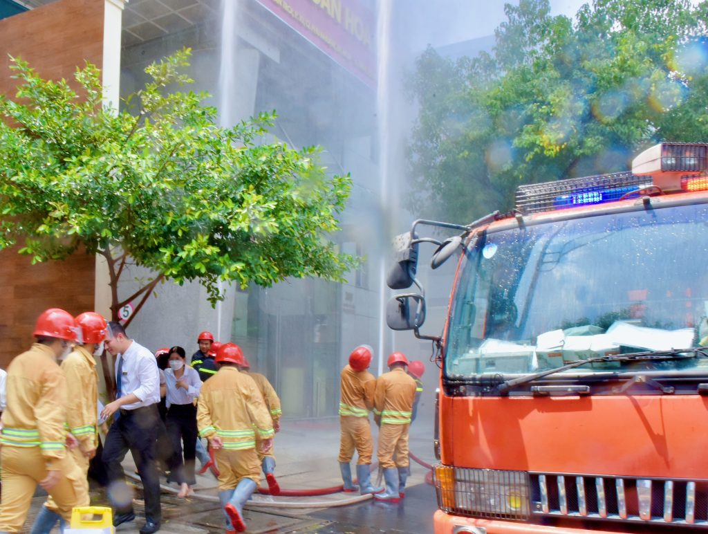 Văn phòng đại diện Tập đoàn Hoa Sen tổ chức thực tập phương án chữa cháy và cứu nạn cứu hộ 8