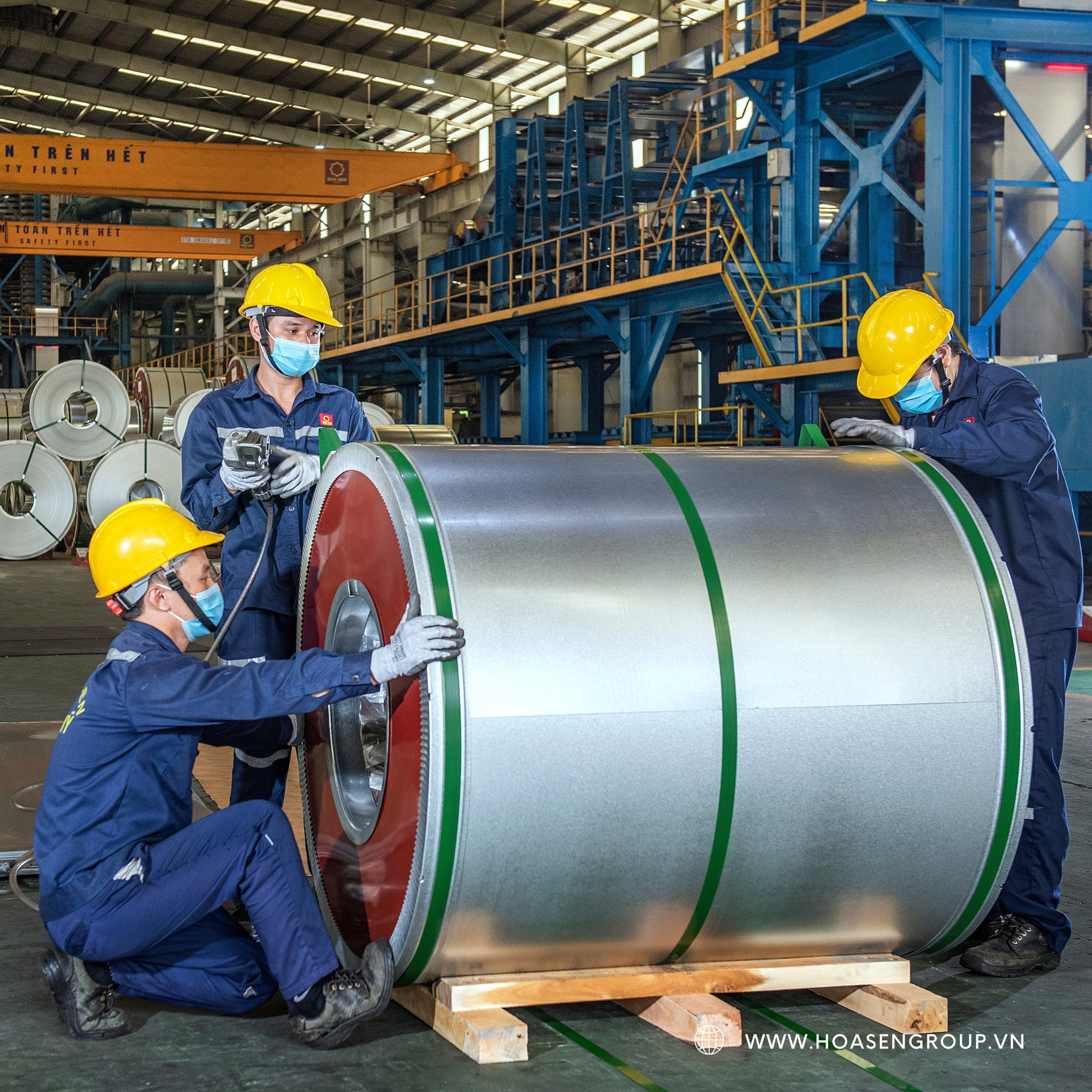 Protecting the steel sheet rolls as much as possible during transportation and storage with many layers of protection