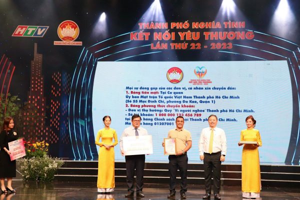 Tập đoàn Hoa Sen ủng hộ 100 triệu đồng cho Quỹ “Vì người nghèo” TP. Hồ Chí Minh
