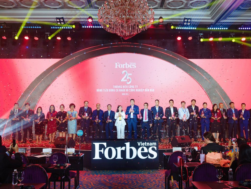 This is the eighth year on which Forbes Vietnam makes a list of brands and calculates company brands by fields in the third year