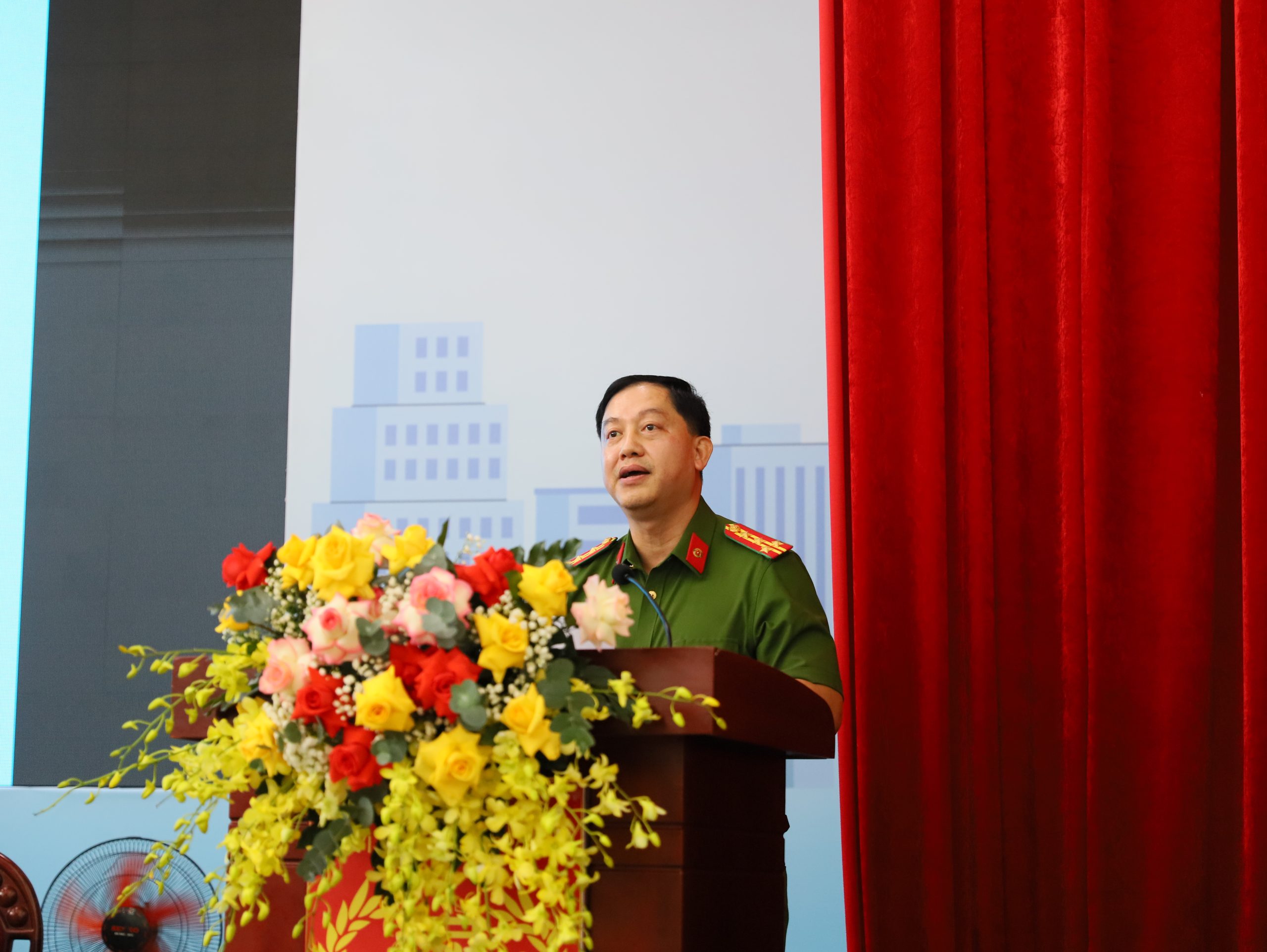 Đại tá Huỳnh Quang Tâm, Trưởng Phòng Cảnh sát PCCC - CNCH Công an TPHCM phát biểu tham luận