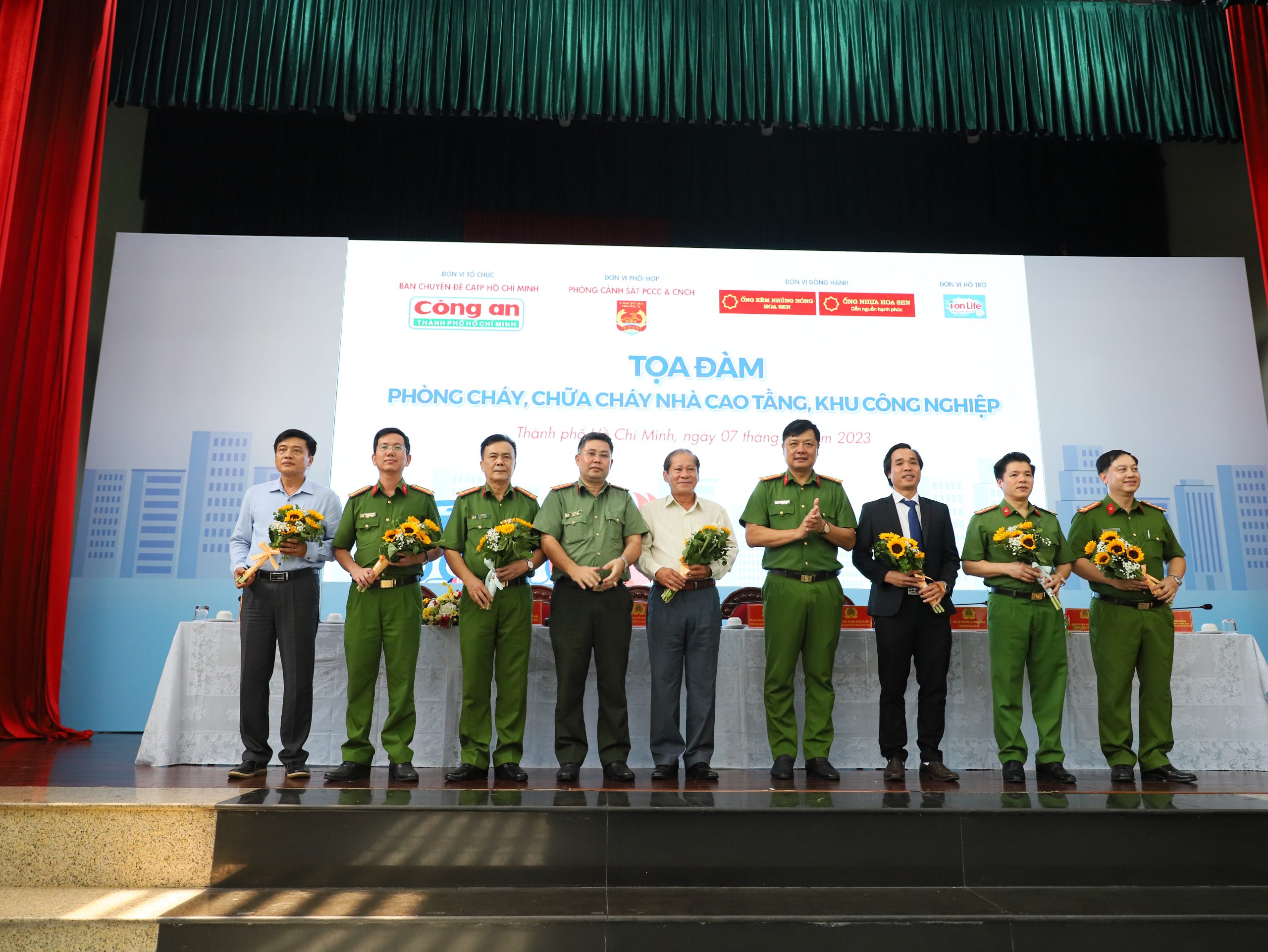 Thượng tá Nguyễn Đình Dương, Phó Giám đốc Công an TPHCM cùng Đại tá Bùi Ngọc Giáp, Trưởng Ban Chuyên đề Công an TPHCM tặng hoa cảm ơn các khách mời