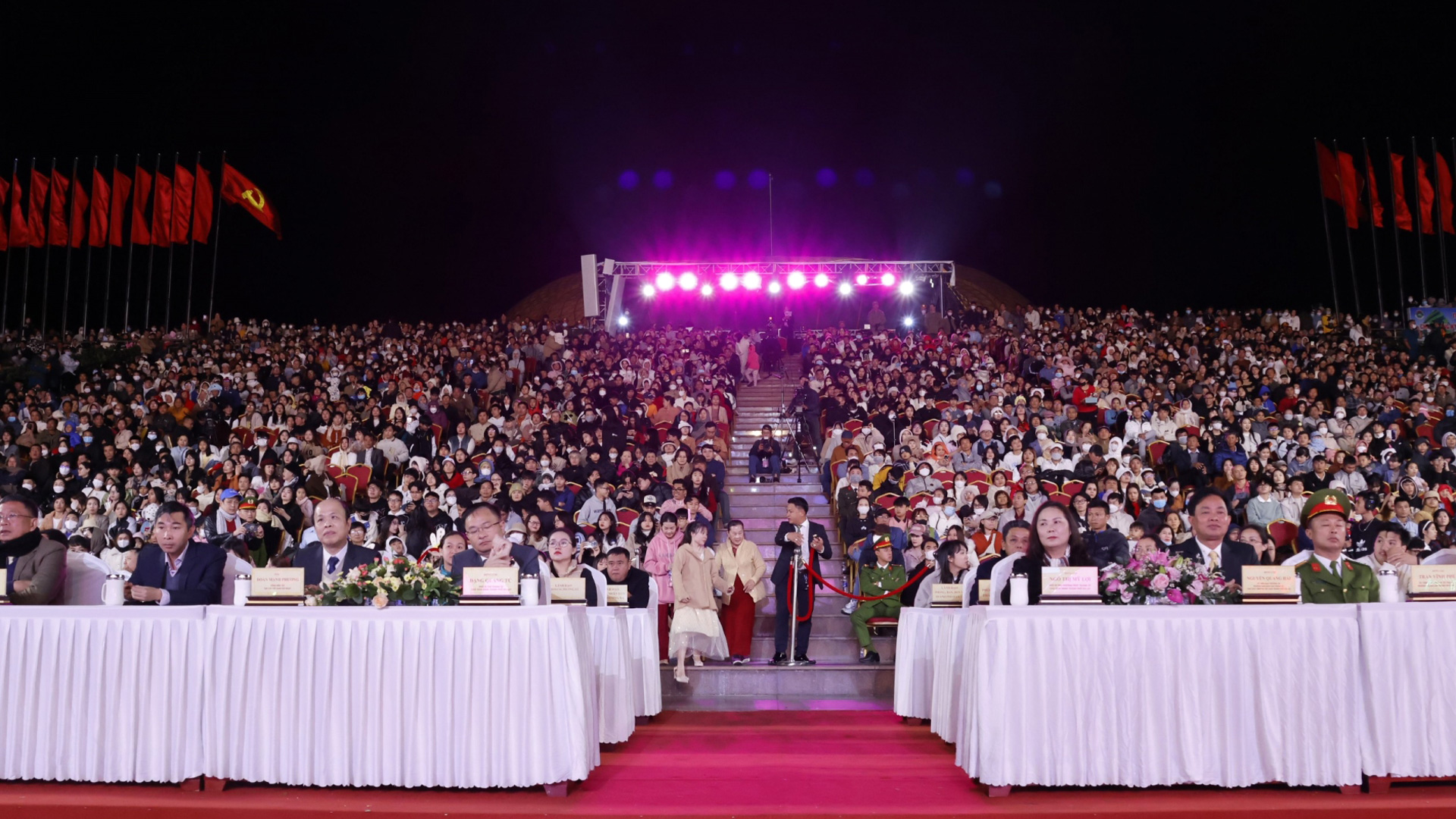 Các đồng chí lãnh đạo TP Đà Lạt cùng đông đảo người dân và du khách tham dự chương trình