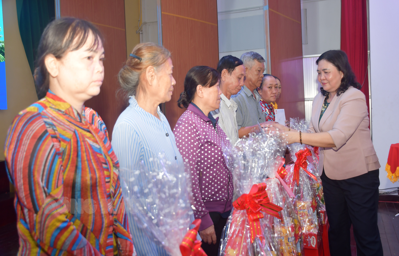 Quyền Bí thư Tỉnh ủy - Chủ tịch HĐND tỉnh Hồ Thị Hoàng Yến trao quà Tết cho người nghèo