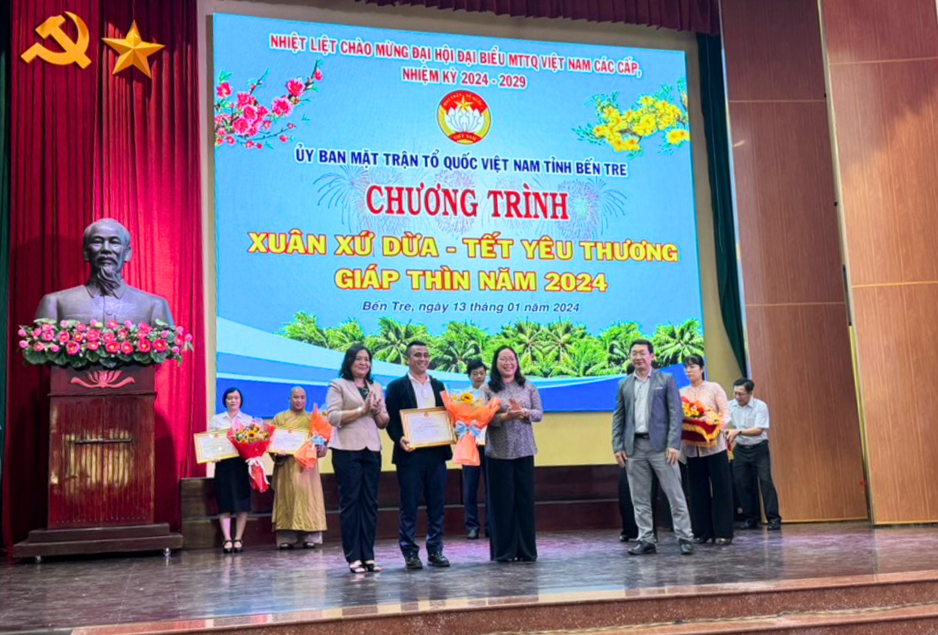 Tập đoàn Hoa Sen nhận bằng khen của UBND tỉnh Bến Tre tại chương trình “Xuân xứ Dừa - Tết yêu thương” Giáp Thìn 2024