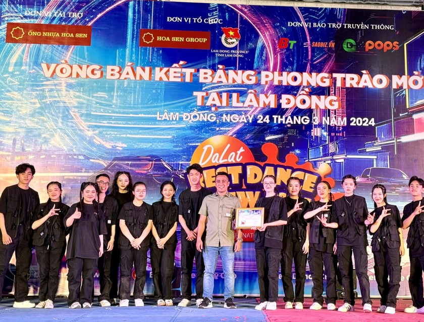Ông Trần Đình Tài, đại diện Tập đoàn Hoa Sen tặng giấy chứng nhận cho đội nhảy 212 Nation - giải Nhì