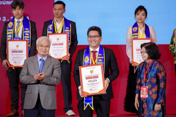 Tập đoàn Hoa Sen năm thứ 15 nhận được chứng nhận Hàng Việt Nam chất lượng cao